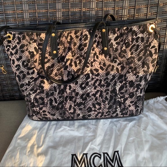 *SOLD* MCM Large Anya Reversible Tote with pouch - Picture 3 of 16
